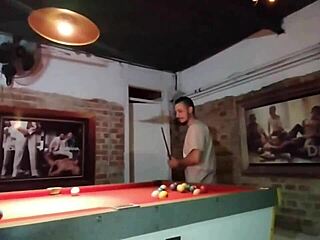 Ze houdt van neuken op de gekste plekken in de stad!