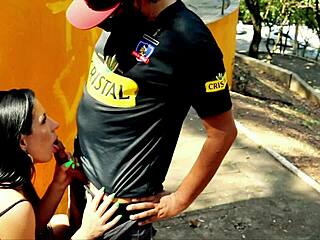 Уау! Морена Гата смуче хуя на непознати на публично място с горещия си брюнет задник на показ!