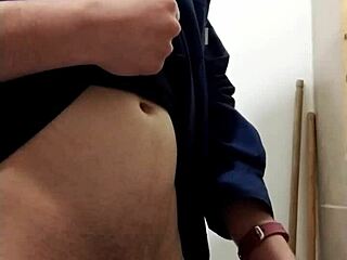 細身のベイビーが巨大な射精に圧倒される