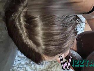 Fiatal nő hajol meg a nagy fekete faroknak kutyapózban