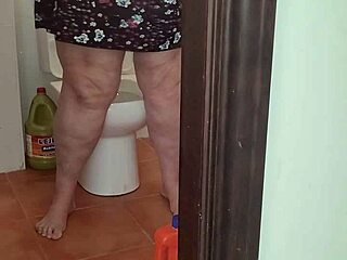 Coolmarina skriker, jag är så het! Jag måste knulla och få de där kukarna!