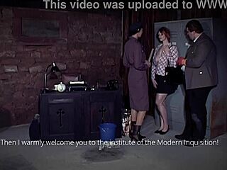 Je táto prsnatá ryšavka pripravená na tvrdé lekcie bondage vo väzení?