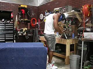 Кръшна кугара Сара Джей издои големия член на механика след интензивна ръчна и сесия чукане