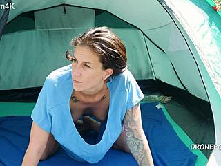 MILF nudiste Al B Ta surprise sous son haut !