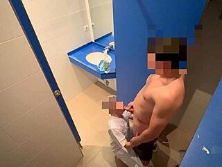 J'ai surpris la femme de ménage en train de se branler dans les toilettes