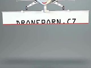 עליסה מנסה מדבקות פטמות על שדיים טבעיים בפעם הראשונה בחוף