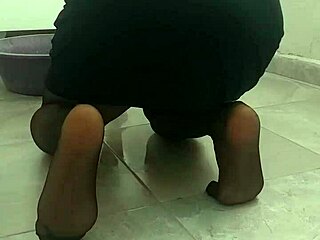 Hey, bakın benim seksi Türk üvey annem sıcak çoraplarla temizlik yapıyor!