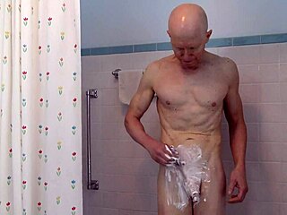 Възбуден гей нудист се бръсне под душа... мамка му, толкова съм възбуден сега