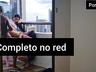 Musta kundi nappaa kaksi kuumaa latinalaisamerikkalaista ja liittyy villiin toimintaan