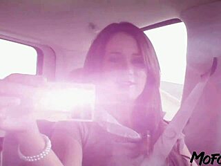 Hei, se denne brunette-studenten ta en rotete ansiktsbehandling!