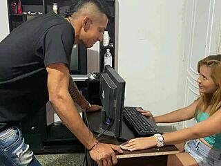 ¡Guau! Follando duro a la secretaria joven
