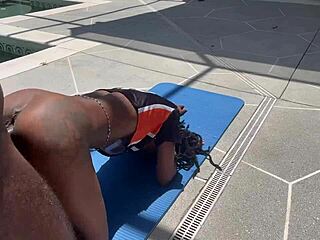 Negrita cachonda es doblada y follada duro por un puesto en el equipo