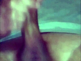 Хорният тип дърпа дългия си пенис отблизо и свършва стенейки 😍