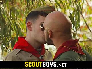 뜨거운 큰 자지 트윙크들, 스카우트보이들과 야외 그룹섹스에서 난리