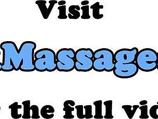 A szégyenlős amatőr baba elkezdi szopni a farkat a masszázs után!