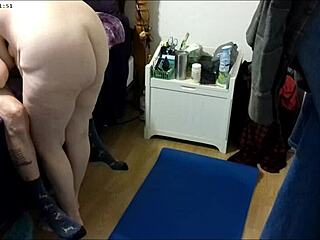 ماما في البالغة الجذابة تتصل مع ابن عمها بالتبني جيري لمتعة جامحة