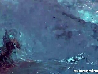 Úszás vad baszásba fordul a medencénél