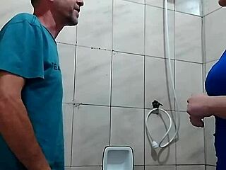 Transei com o vizinho casado enquanto a mulher dele estava trabalhando