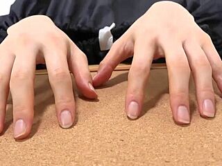 Amo Demais o Fetiche de Mãos de Garotas