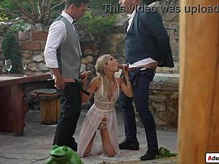 Kleine Braut doppelt penetriert von Ehemann und Kellner