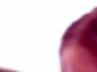 لزجيات مثيرات يدخلن قبضات في خرم الطيز الرطب في حركة جامحة