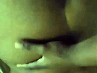 فتاتك منحنية للذكر الأسود الكبير.