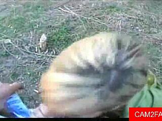 Видели, как любительница переходит от попки к рту в диком тройничке в машине? Это чистый хаос!