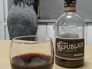 Jsem špatná žena, ups, manželův nejlepší kamarád mě svedl a naplnil mou píči!