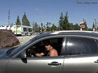 Podívej se na tyhle velké prsa, jak poskakují