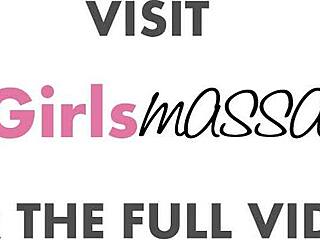 Лесбийка се отдава на облизване на путка преди ножици