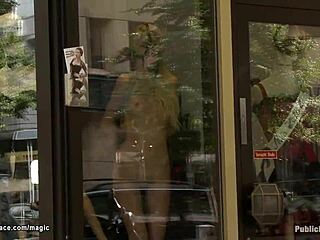 Kötözött szőke levetkőztetve nyilvános ablakban mindenki előtt