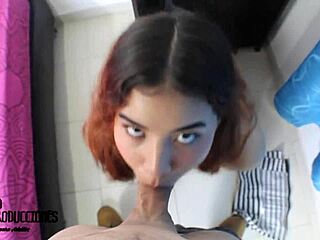 Jag smyger in i min styvsysters rum och hon är böjd framåt, lockar mig att ta tag i hennes röv