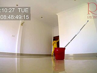 Nackte Maid putzt Büro ohne Höschen, so heiß!