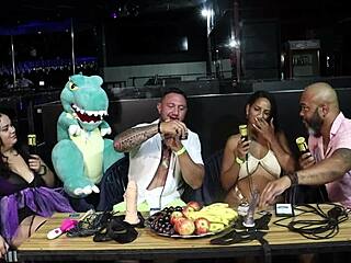 He chose the card to lick the guest's tongue.