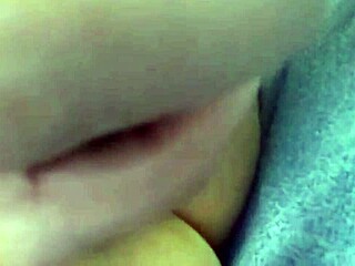 Madura Centroamericana Masturbándose Rico Con Un Pepino