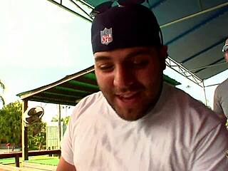 Golf Sahasında Seksi Esmer Kadınla Tanıştım ve Dar Amını Siktim