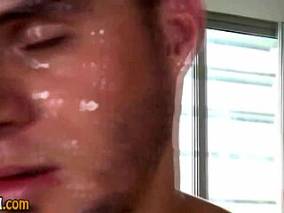 Фетиш-транссексуал получает сперму на лицо! 💦