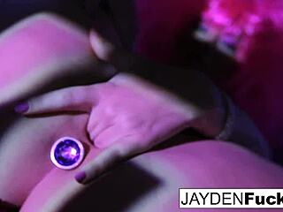 Jayden Jaymes享受性感的独奏乐趣，湿润的阴部