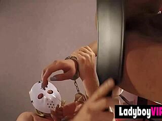 Nutty İnce Uzun Bacaklı Tay Travesti Arkadan Bareback Yapıyor