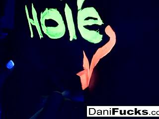 性感色情明星Dani独自手指湿润阴户