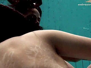 ماركوفا وزلاتا تغوصان في عمل ليزبي ساخن تحت الماء