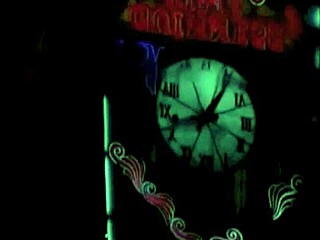 Vintage Dark Lantern Londra'da Irklararası Tabu ve Sütlü Retro İngiliz Aksiyonu