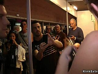 Total entblößt und dominiert beim Ficken auf der Euro Sex Expo