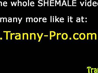 Pro ebony tgirl sväljer sperma efter intensiv anal rumpknull med svart transsexuell prostituerad.