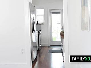 Tia peituda Addie Andrews quer sentir as habilidades selvagens do sobrinho da faculdade