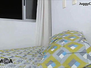 Obrovské veľké cicí cam dievča ukazuje masívne prírodné prsia