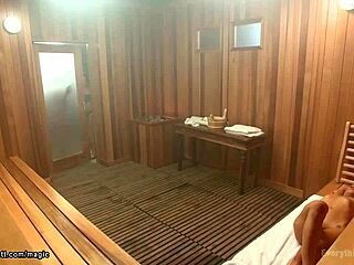 Hey, des lesbiennes se lâchent avec du sexe anal dans un sauna ! 🔥