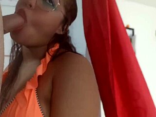 Latina morena gimiendo toma garganta profunda y follada anal