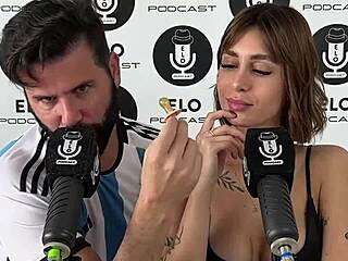 asi le gusta que le chupen los pezones