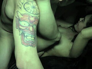 Vivian Lang nagoveštava divlju gangbang žurku sa bukkake i ejakulacijama